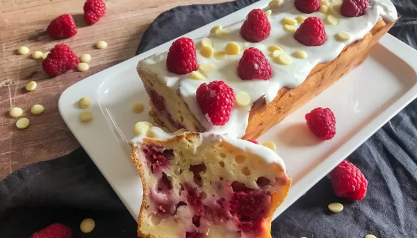 Gâteau léger au citron, framboise et chocolat blanc