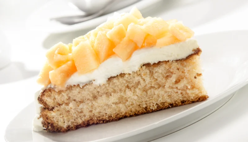 Gâteau au yaourt à la crème fouettée et au melon