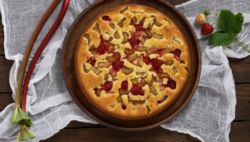 Gâteau au yaourt à la rhubarbe et aux fraises