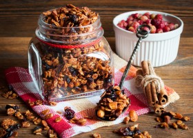 Granola croustillant aux baies rouges et coco