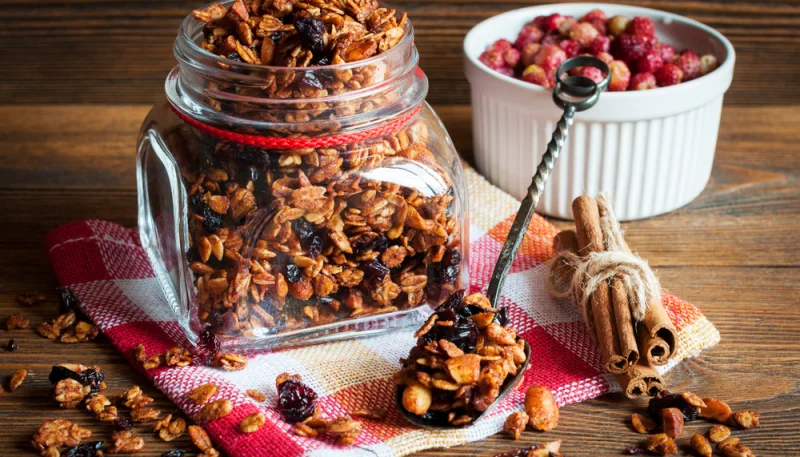 Granola croustillant aux baies rouges et coco