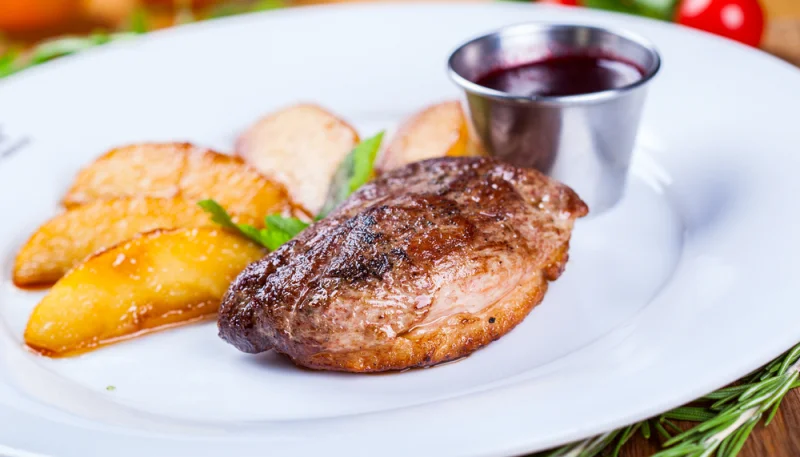 Magret de canard aux pêches