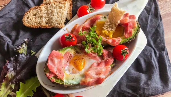 Œufs en cocotte d'avocat au bacon