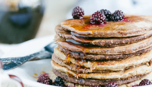 Pancakes sans gluten au beurre de cacahuètes et leur sauce aux mûres