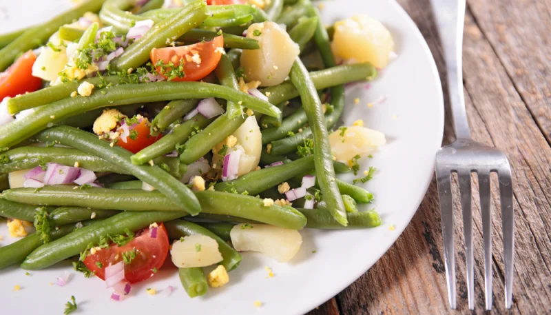 Salade aux haricots verts, pommes de terre et tomate
