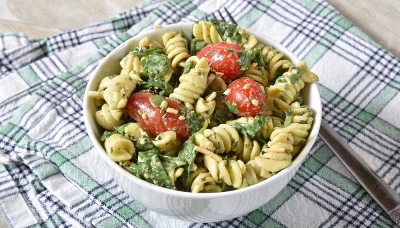 Salade de pâtes aux épinards, tomates cerises et ricotta