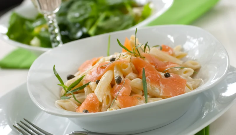 Salade de pâtes au saumon, concombre et pommes