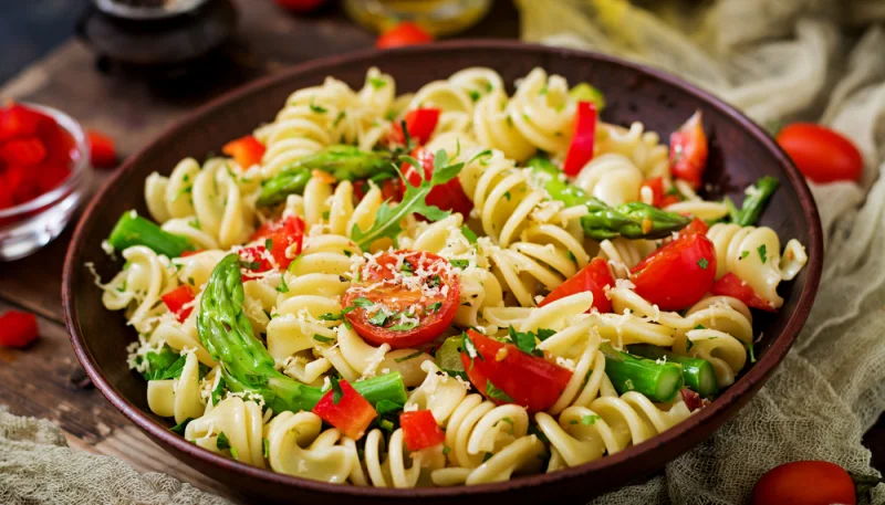 Salade de pâtes aux tomates cerises et asperges