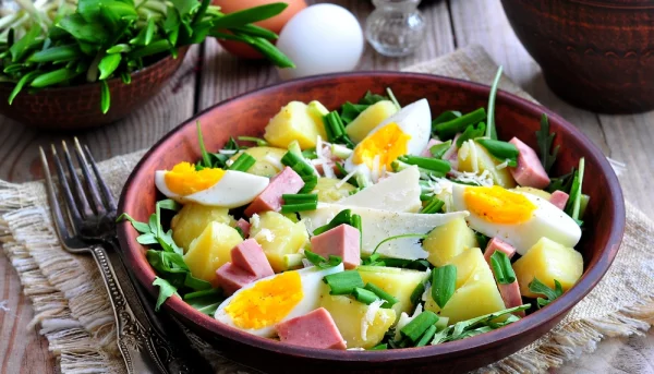 Salade de pommes de terre au jambon et à l’œuf dur
