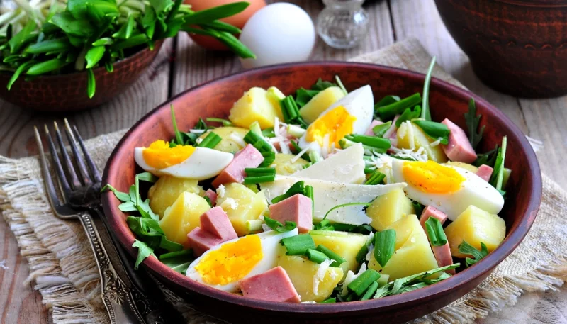 Salade de pommes de terre au jambon et à l’œuf dur