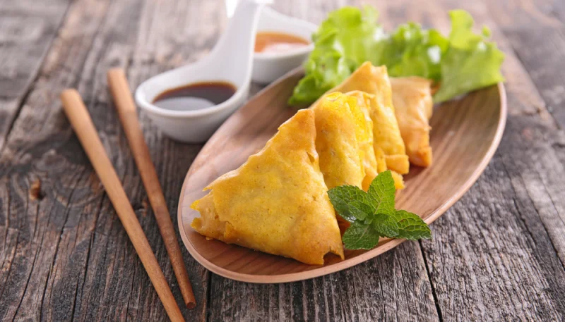 Samossas épicés au fromage et poulet