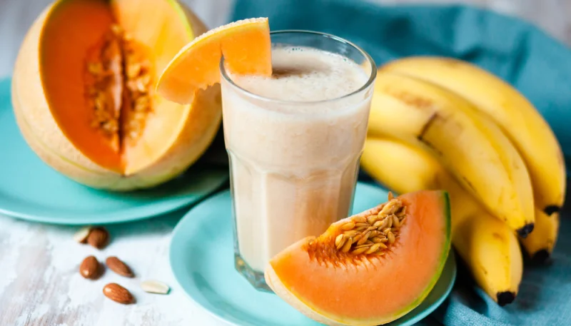 Smoothie au melon, à la banane et aux abricots