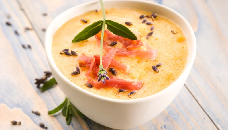 Soupe de melon et jambon cru
