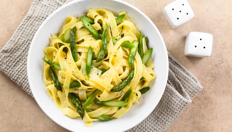 Tagliatelles aux pointes d'asperges vertes