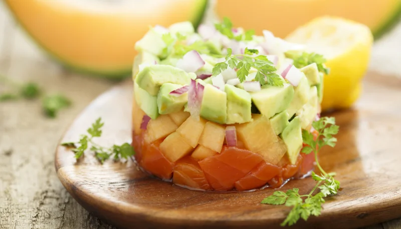 Tartare de saumon à l’avocat et au melon