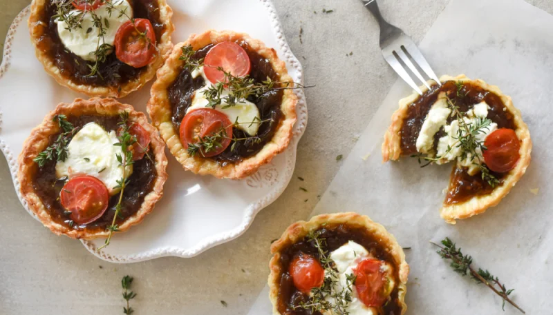 Tartelettes aux oignons caramélisés, tomates et Chavroux
