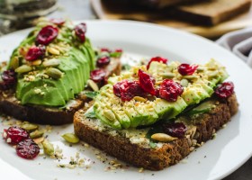 Tartine à la crème d'avocat, poulet et vinaigre balsamique