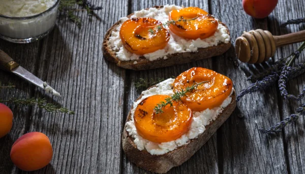 Toasts de chèvre à l'abricot et au miel