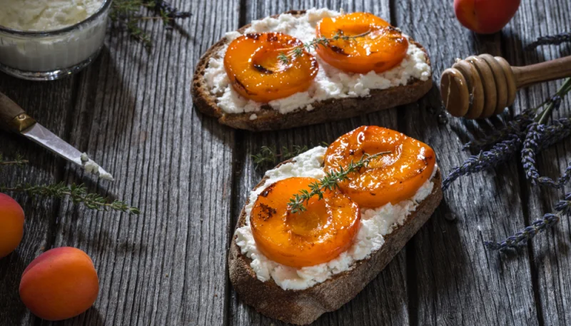 Toasts de chèvre à l'abricot et au miel