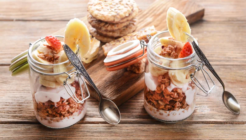 Verrine yaourt muesli-fraises-bananes