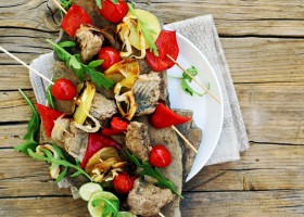 Brochettes de thon aux légumes d'été