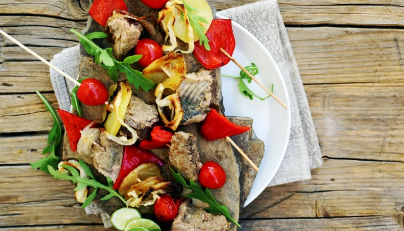 Brochettes de thon aux légumes d'été