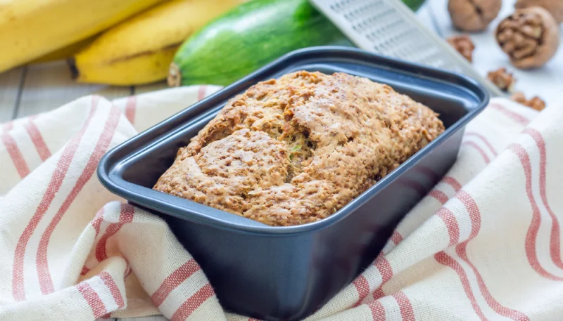 Cake aux courgettes, emmental et parmesan