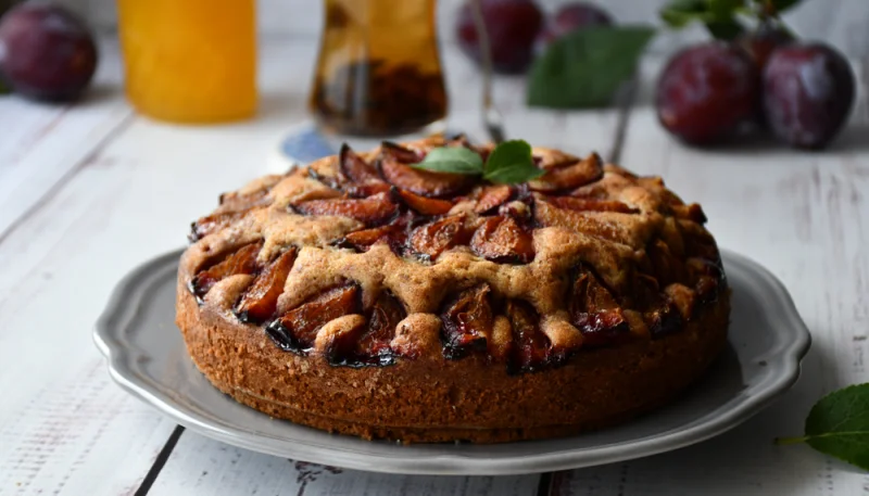 Cake aux prunes rouges et reines-claudes