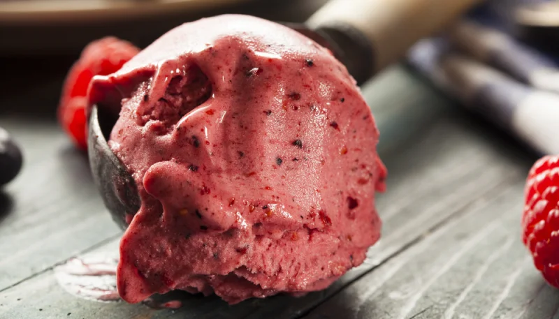 Crème glacée à la framboise sans sorbetière