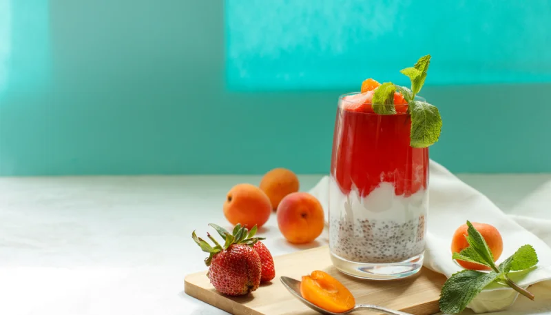 Fraises des bois et abricots au lait d'amandes