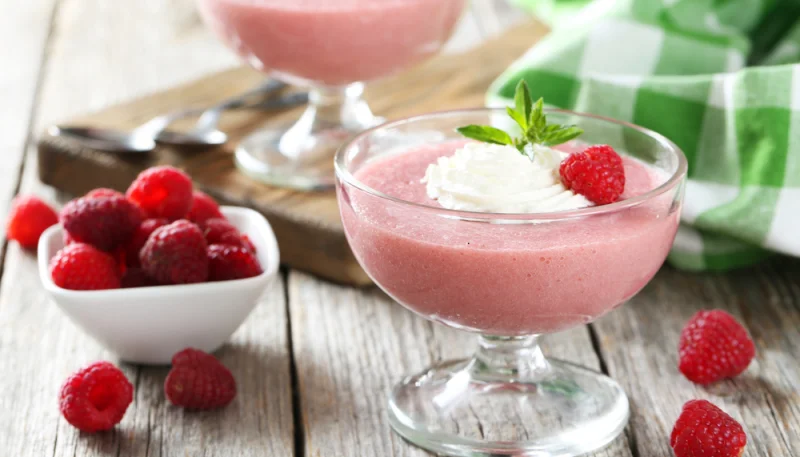 Mousse aux framboises et chantilly
