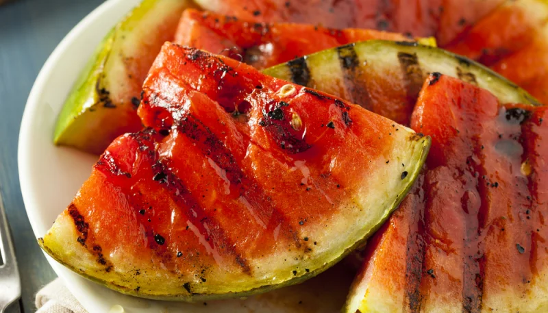 Pastèque salée grillée au barbecue