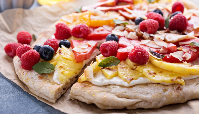 Pizza sucrée à la pastèque, ananas et fruits rouges
