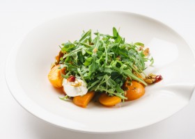 Salade d'abricots, de mozzarella et courgettes