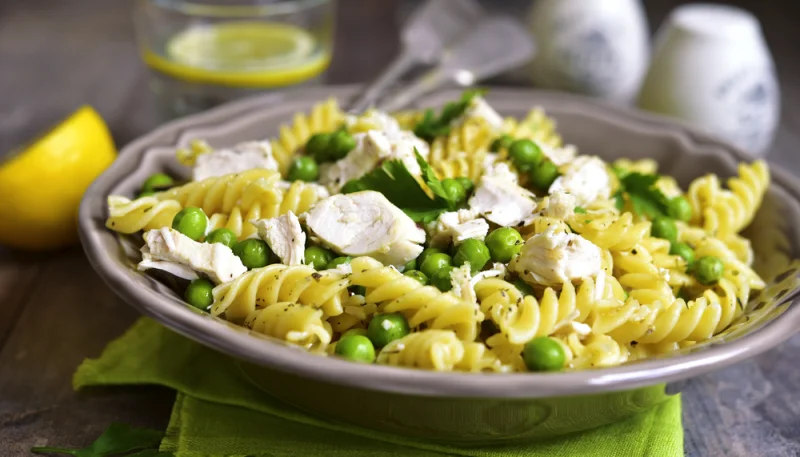 Salade de pâtes au poulet et aux petit pois frais