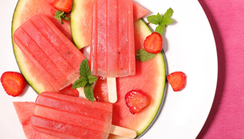 Sucettes glacées à la pastèque et aux fraises