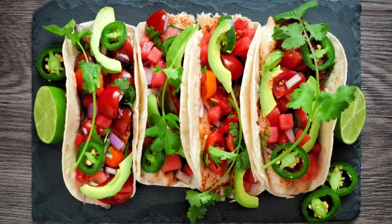 Tacos de poisson avec salsa de pastèque