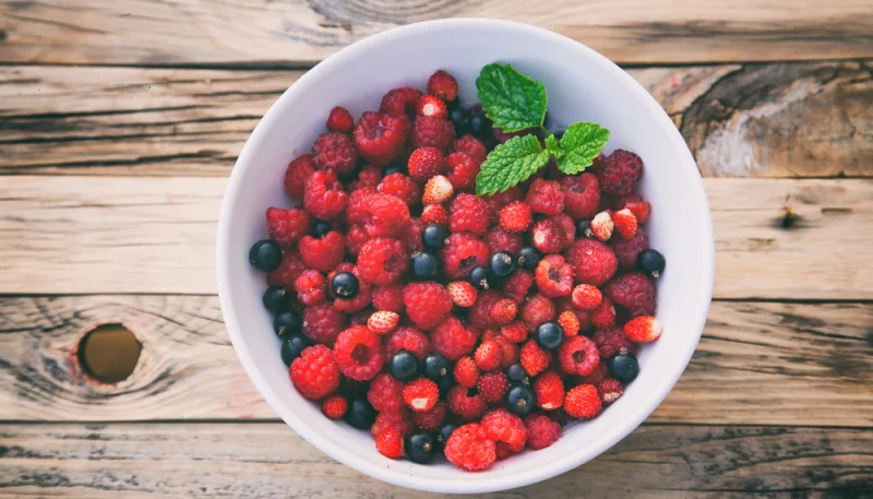 Tartare de fraises et de cassis épicé à la réglisse