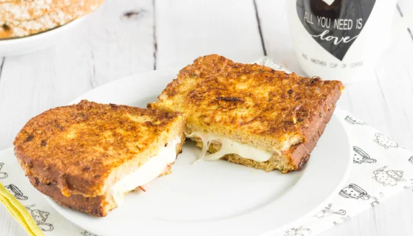 Toasts aux oeufs et au fromage