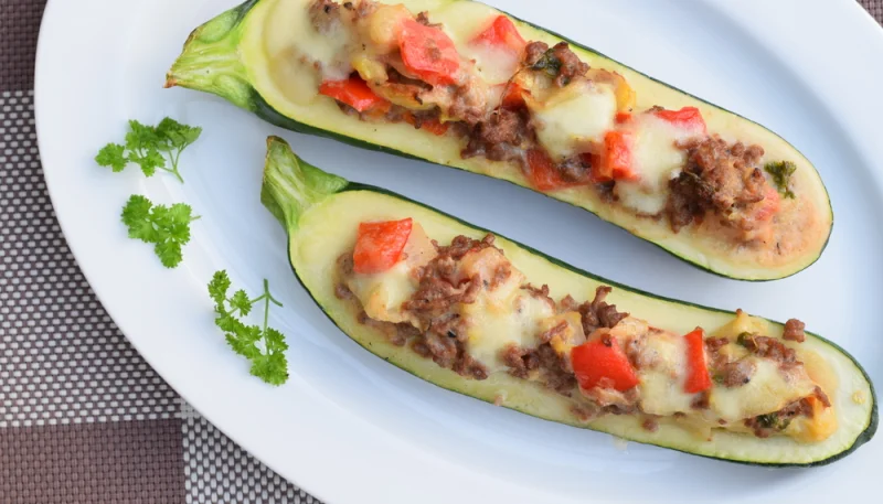 Courgettes farcies au bœuf haché, tomates et bacon