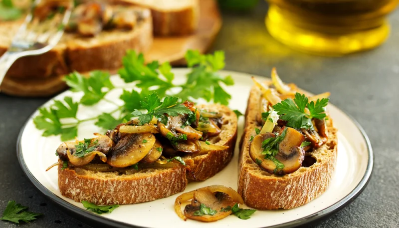 Croûte aux champignons de Paris à la crème