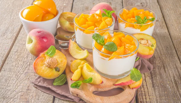 Fromage blanc aux pêches pochées et flocons d’avoine