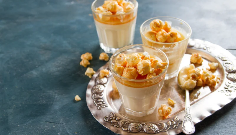 Panna cotta pop corn et caramel au beurre salé