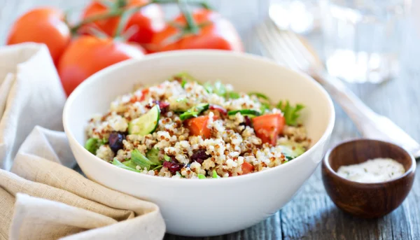 Salade santé légumes au quinoa