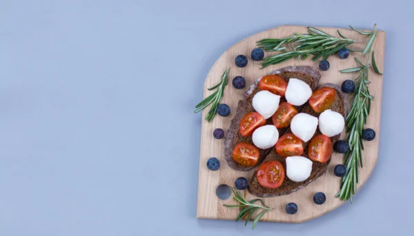 Salade de tomates, mozzarella et myrtilles