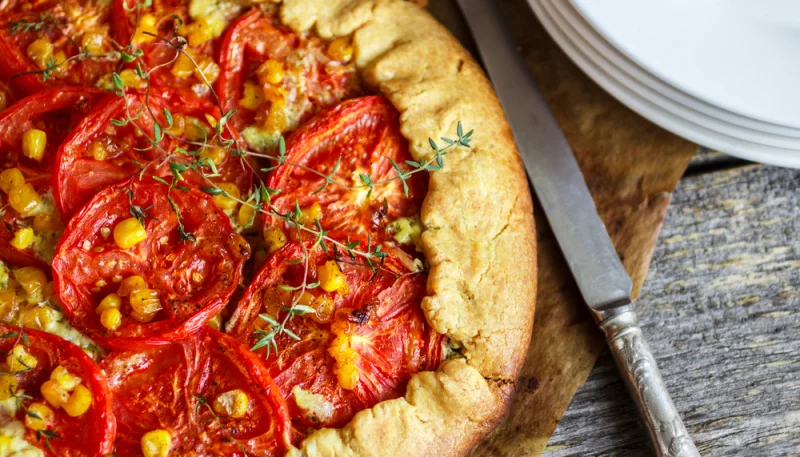 Tarte aux tomates, maïs et thym