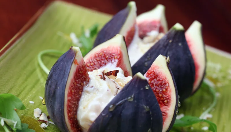 Figues fraîches au fromage de chèvre et au miel