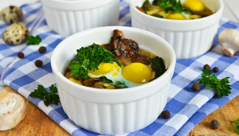 Œufs cocotte aux champignons et jambon