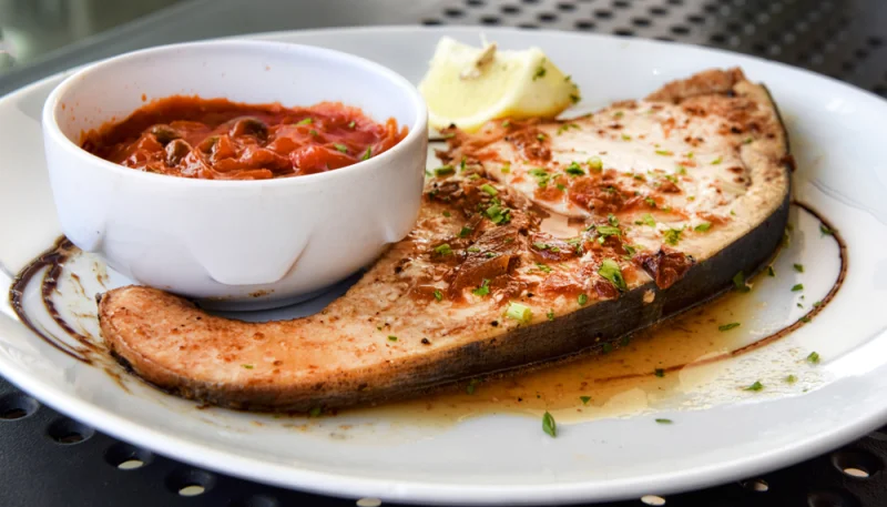 Pavé d'espadon à la purée d'ail