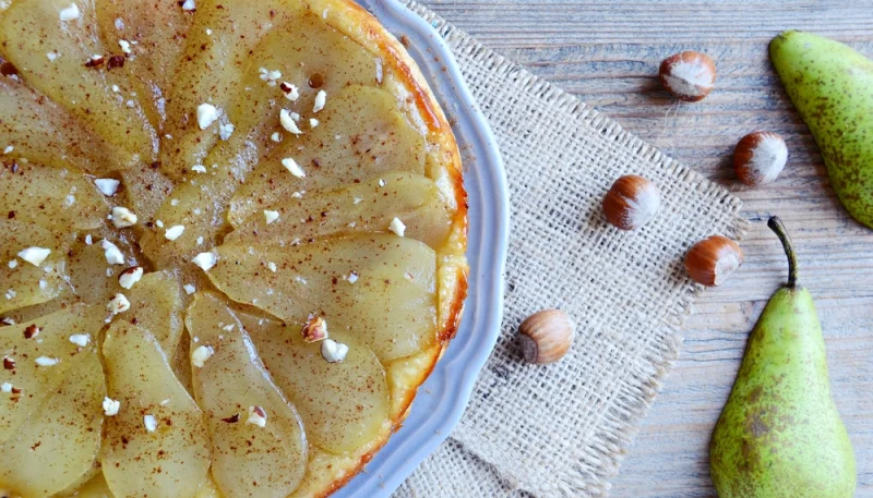 Tarte tatin aux poires caramélisées et aux noisettes